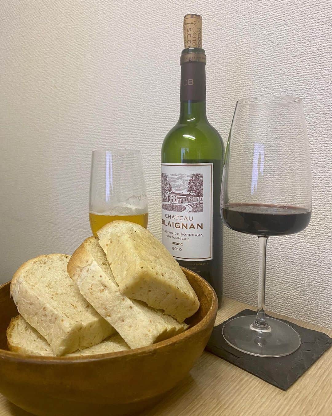 安部ニコルのインスタグラム：「🍞🍻🍷🥗🫕💖」