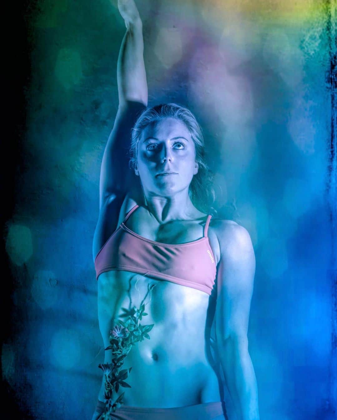 キーラ・トゥサントのインスタグラム：「Dream, believe, swim & achieve 🌺   Love being back in the water, although my soreness doesn’t agree with me 🥴 #tokyo20One 📷: @paulraats」
