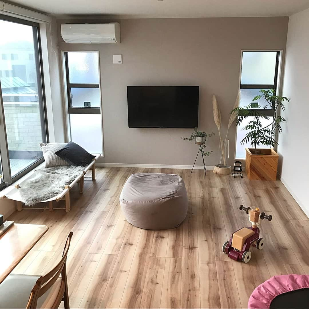 RoomClipJPさんのインスタグラム写真 - (RoomClipJPInstagram)「『キャンバスコットのある部屋』キャンバスコットをソファ代わりに。アウトドアファニチャーなどでコンパクトに収納できるのもメリット。100枚以上のソファなし生活の実例を参考にしてみてください⁠ .⁣⠀﻿⁠ Photo:akae(RoomNo.5222725)▶︎この部屋のインテリアはRoomClipのアプリからご覧いただけます。アプリはプロフィール欄から⁣⠀﻿⁠ .⁣⠀﻿⁠ 投稿イベント開催中です【まもなく終了する投稿イベント】『わたしのおやつ時間〜1/17』『書類整理アイデア〜1/17』⁠ .⁠ #RoomClip#ルームクリップ#interior#instahome#インテリア#暮らし#日常#マイホーム#日々の暮らし#丁寧な暮らし#新築#家#シンプルライフ#リビング#マイホーム記録#シンプルな暮らし#家づくり#収納#新築一戸建て#マイホーム計画#すっきり暮らす#整理収納#マンションインテリア#マンション暮らし#賃貸diy#ソファなし生活#キャンバスコット#コット#アウトドアインテリア#ソファのない暮らし⁠」1月12日 20時30分 - roomclipjp