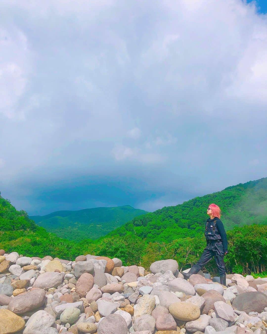 MAYUのインスタグラム：「． まだ見たことない景色を これからいっぱい見れますように  去年初めて行った北海道の景色をみて もっと自然に触れたいと思ったし まだまだ頑張ろうって思えた」