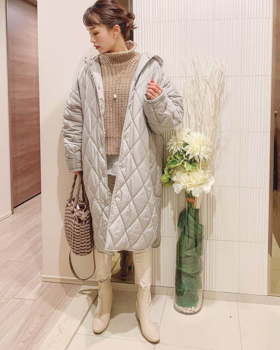Okada Reinaのインスタグラム：「今日のふく  朝から雪が☃️❄️❄️🥶  あまり降らない地域だからすぐ止むからと思ったら、芝が白ーくなるまでは降ってました🥶🥶🥶  もーこれはZARAで買ってたベンチコート🧥的なコートを✨‼️  あと防寒にH&Mのレザー風レギンス✨‼️ 防風だし裏起毛であったかいです❣️ブーツを最初黒履いたけど、なんかブーツだけ浮いた感じになったのでベージュ合わせにしました💁🏻‍♀️  Outer @zara  Knit Pants @hm  Boots  @reedit_official   コーデはファッションアプリのPARTEで簡単に買えるようになってますよ☺️ TopにURL貼り付けておきます✨  #ootd #outfit #fashion #fashionlover #大人カジュアル#ママコーデ #ママファッション #プチプラコーデ #プチプラファッション #今日のコーデ #コーディネート #zara #hm #ザラジョ#キルティングオーバーサイズダウンコート #レザーパンツ #レザー風レギンス」