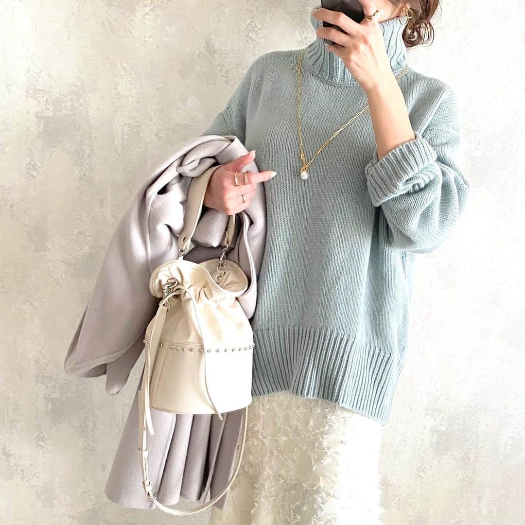 のインスタグラム：「2021.01.12 coordinate…♡ 毎年買い足すギャルリーヴィーの名品ニット♩ ・ ・ 今季はVERY別注カラーも追加です✨ くすみグリーンが可愛い！ ・ ・ 珍しく…ブログに書きました🙃 n.o.r.cのリバーコートも多色買いしてます笑 #収集癖 ・ ・ outer/ @norc.jp  knit/ @galerievie_jp  skirt/ @poshalma_official  bag/ @dolce._official  pumps/ @pellico_japan  ・ ・ #fashion#instafashion#cordinate#ootd#code#ファッション#コーデ#コーディネート#今日のコーデ#きれいめコーデ#きれいめファッション#大人コーデ#ママコーデ#40代コーデ#40代ファッション#アラフォーコーデ#アラフォーファッション#シンプルコーデ#冬コーデ#galerievie#ギャルリーヴィー#リバーコート」
