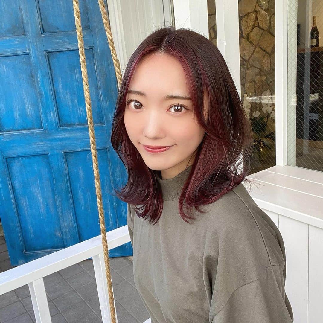 相澤瑠香のインスタグラム：「new hair♡ 前回よりも暗めに、インナーはピンクラベンダーになりました🍇カシスっぽくて可愛い～～ てんさん( @tenhouo )いつもありがとうございます☺︎  #mirareeetokyo #代々木美容室 #newhair #newhaircolor #インナーカラー #前髪インナーカラー #フロントインナーカラー #フェイスフレーミングカラー #ピンクラベンダー #カシスカラー」