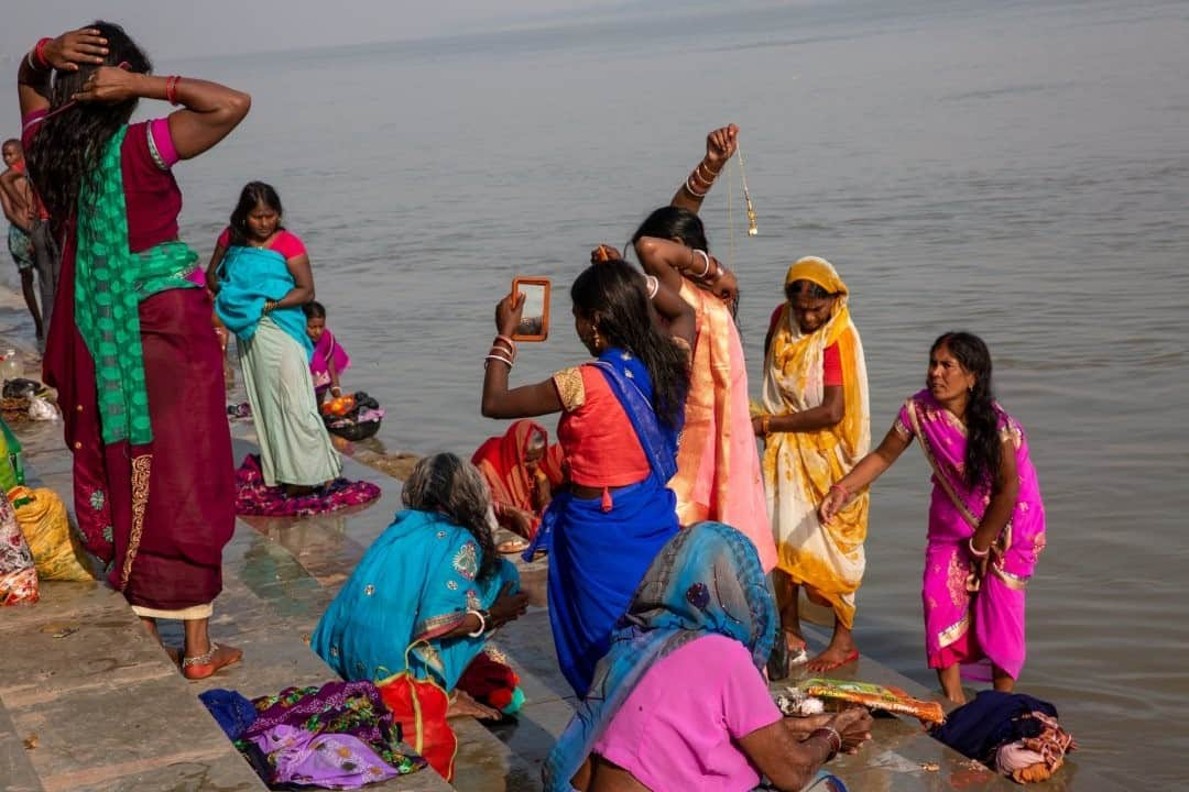 National Geographic Travelさんのインスタグラム写真 - (National Geographic TravelInstagram)「Photo by @sarahyltonphoto / Women bathe and pray in the Ganges River in the village of Fatuha in India's state of Bihar. Different customs and cultures span the length of the river and its tributaries; it's the world's most populated river basin. For more stories, follow me @sarahyltonphoto. #India #Ganga #Bihar」1月12日 20時39分 - natgeotravel