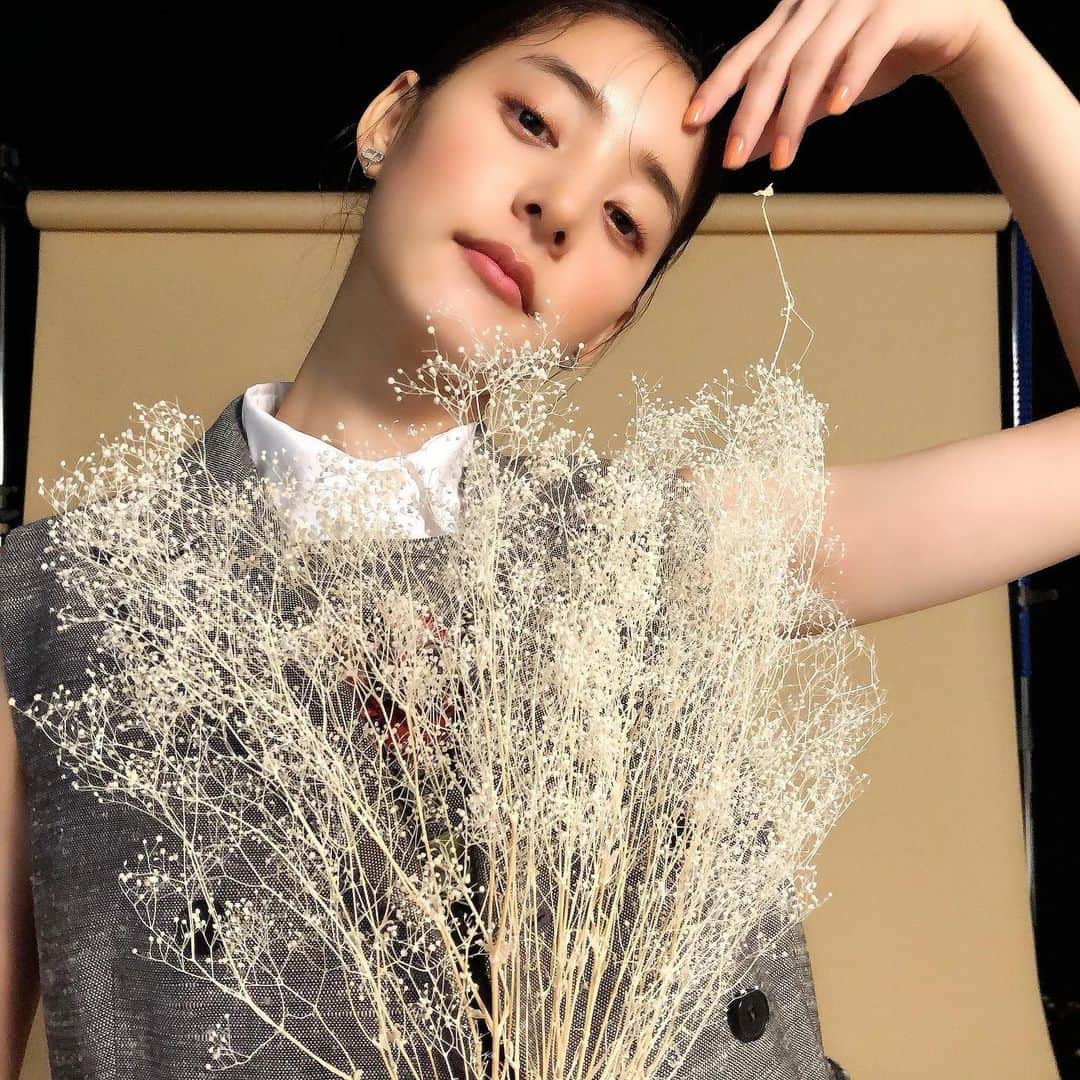 のインスタグラム：「発売中の2月号、優子連載より、 オフショット🌙✨ Diorの春コスメコレクションに、Diorの衣装に身を包んだゆんぴょ、素敵すぎました😢💓 #新木優子 #ゆんぴょ #ゆんぴょ応援隊 #春メイク #nonno #nonno_magazine」