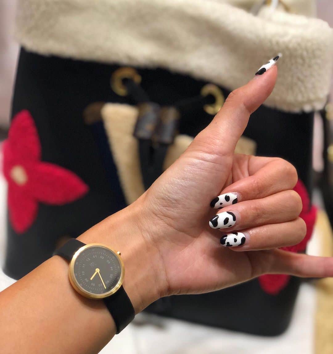 佐野千晃のインスタグラム：「女の子らしいきゃわいい時計⌚︎﻿ ﻿ やっぱりブラック×ゴールドは上品じゃい⌚︎﻿  【sanocfzd】このクーポン使えば10%オフオフオフ⌚︎ ﻿ ※ポーズはあたしらしさ全開﻿ ﻿ #mavenwatches #マベン #マベンウォッチズ #腕時計 #時計 #手元倶楽部 #女子 #可愛い #ゴールド」