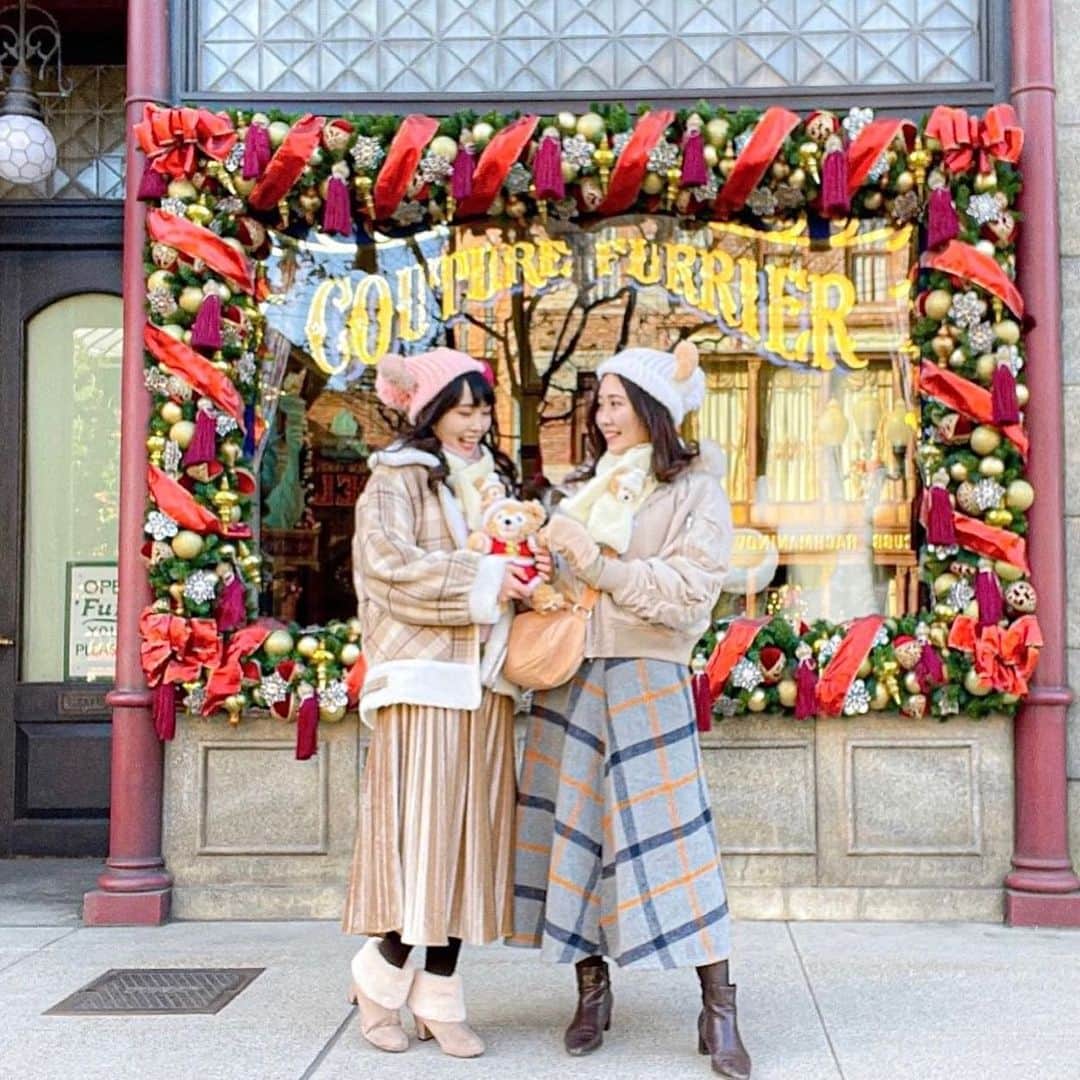 浅井麻里さんのインスタグラム写真 - (浅井麻里Instagram)「🎄✨🎄✨﻿ ﻿ 東京に初雪❄️☃️﻿ めっちゃ寒いねーー！！💦﻿ ﻿ あったかくして、﻿ 体調気をつけて過ごしましょー❤️(*´ω`*)﻿ ﻿ ﻿ 写真はクリスマスシーズンの時の﻿ ディズニーシー✨🎄﻿ この場所のデコレーション好きで、﻿ 去年もるなちゃんとここで撮った💕📸﻿ ﻿ ﻿ #ディズニーシー#ディズニーコーデ#ダッフィーコーデ#シェリーメイコーデ#冬コーデ#tokyodisneyresort#tokyodisneysea#disneysea」1月12日 20時41分 - mari_asai_625