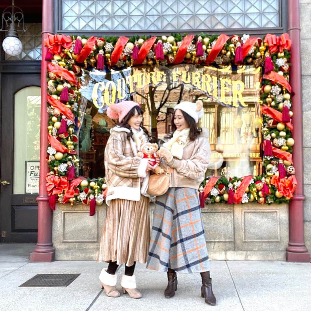 のインスタグラム：「🎄✨🎄✨﻿ ﻿ 東京に初雪❄️☃️﻿ めっちゃ寒いねーー！！💦﻿ ﻿ あったかくして、﻿ 体調気をつけて過ごしましょー❤️(*´ω`*)﻿ ﻿ ﻿ 写真はクリスマスシーズンの時の﻿ ディズニーシー✨🎄﻿ この場所のデコレーション好きで、﻿ 去年もるなちゃんとここで撮った💕📸﻿ ﻿ ﻿ #ディズニーシー#ディズニーコーデ#ダッフィーコーデ#シェリーメイコーデ#冬コーデ#tokyodisneyresort#tokyodisneysea#disneysea」