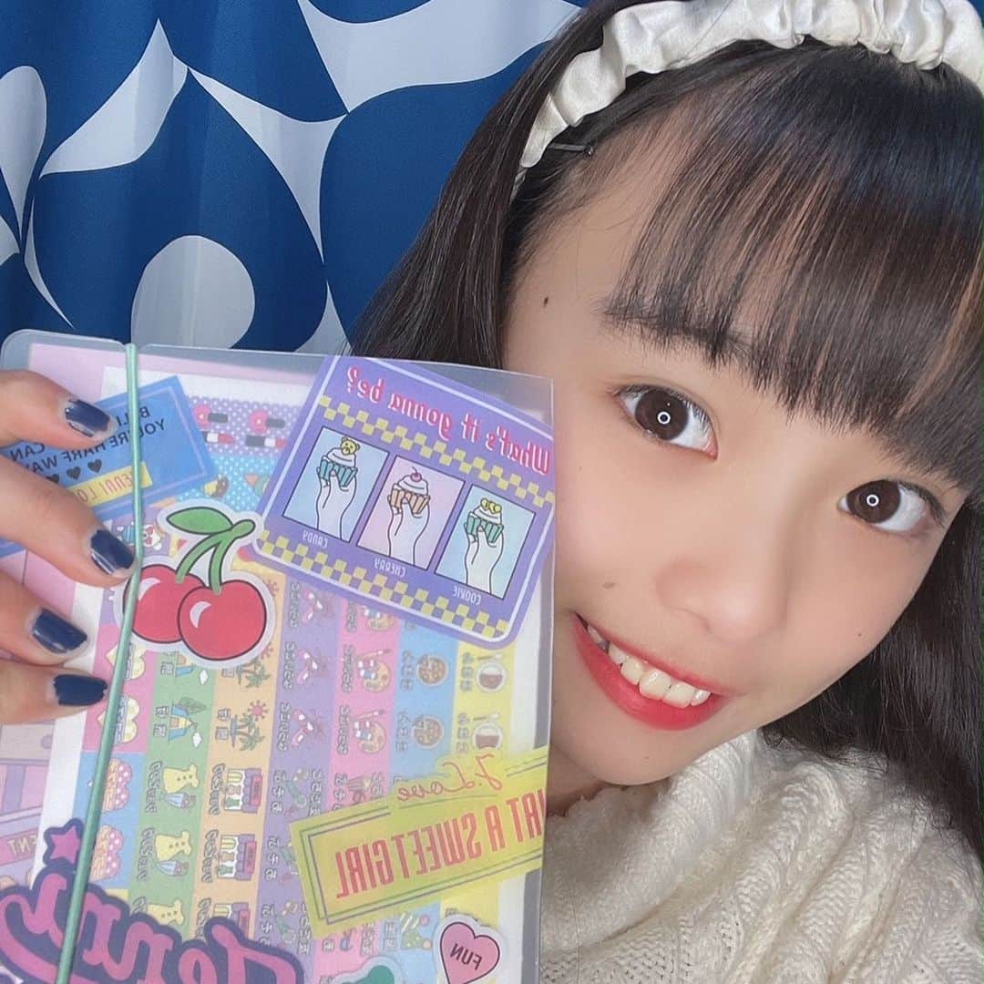 ニコ☆プチのインスタグラム：「レイヨのふろくの使い方☺️ 年明けに心機一転！たくさん予定を書き込んでね〜🙌🏻  れいよです✨ 今年もスタートしたね✨今回のスケジュール帳もとっても便利で超可愛い！早速、習いごとや予定を書き込んでみたよ‪‪❤︎ 付属シールがあるから、一目でスケジュールがわかり使いやすい！バッグに入れやすい大きさだからみんなも是非使ってみてね♪♬*゜  #ニコプチ #ニコプチふろく #プチモのふろくの使い方  #ニコプチふろくのある生活  #ジェニィラブ #jennilove #ふろく #松本麗世」