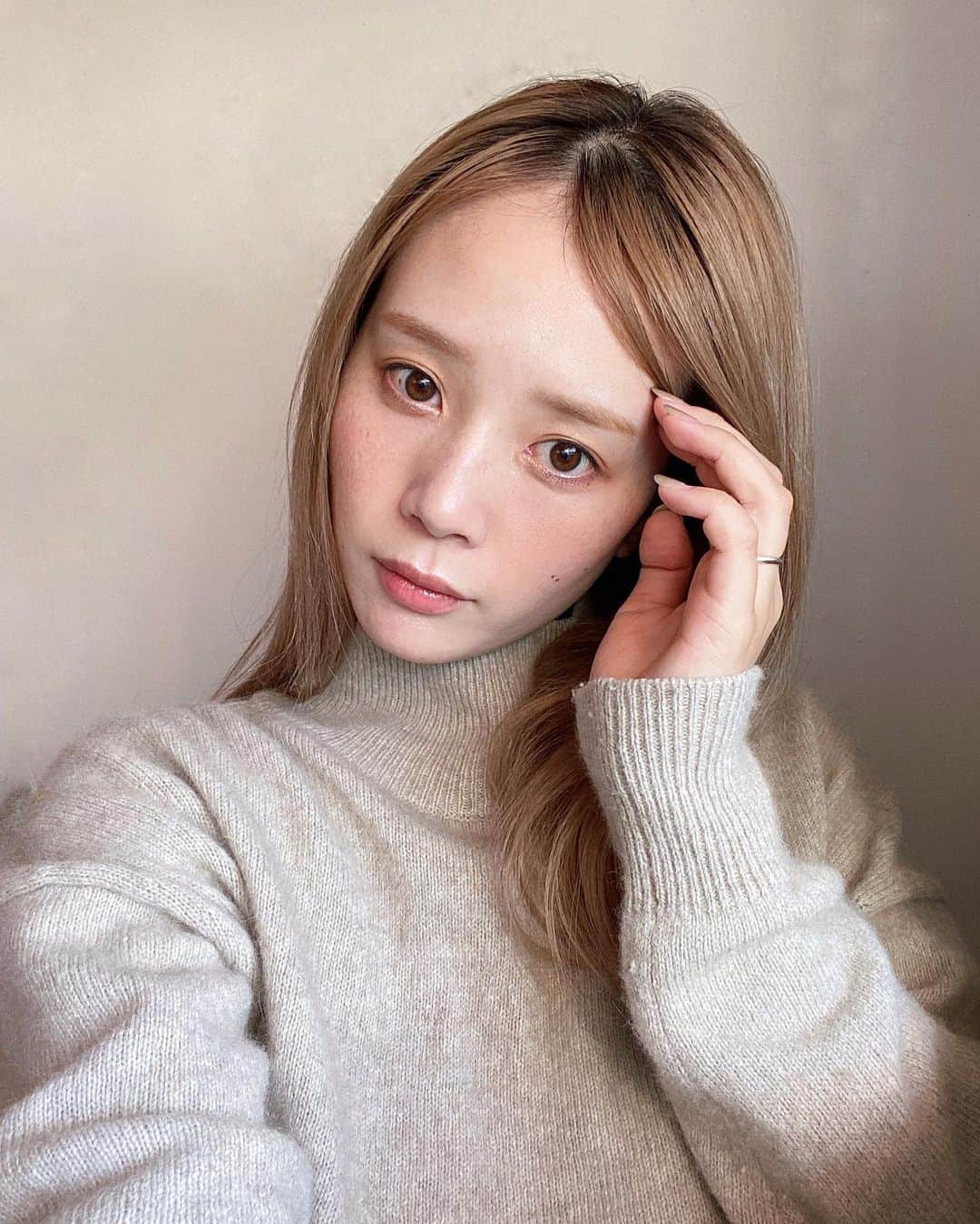 目見田早弥子のインスタグラム：「🐇. 前髪切るか伸ばすか」