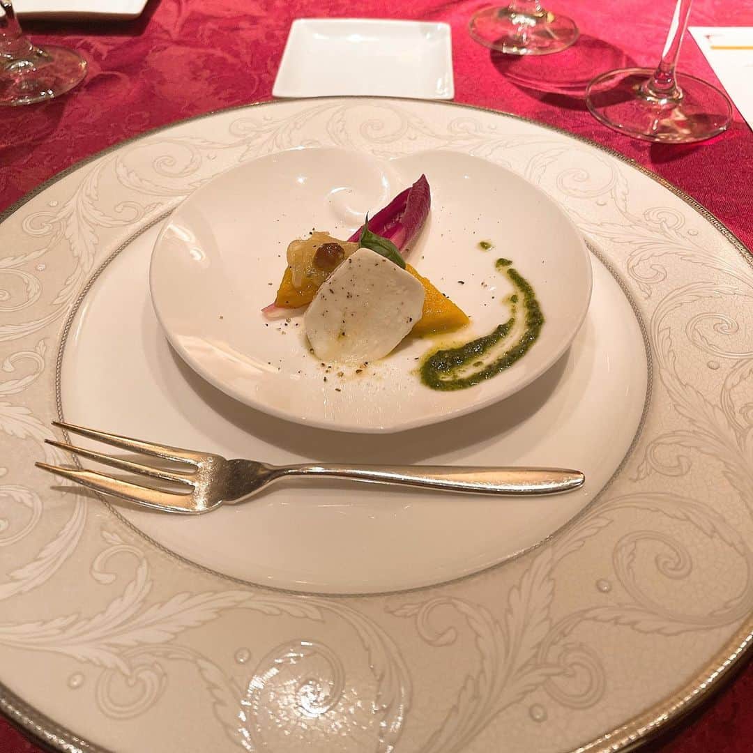 ゆうめろさんのインスタグラム写真 - (ゆうめろInstagram)「・ ・ 青山エリュシオンハウスのバースデーケーキが すごく可愛かった〜🥲🎀🎂 サプライズで誕生日お祝いしてもらって嬉しかったな😭💖 この日のコース料理もとっても美味しかった🍽🥂 個室でお祝いしてもらったのでコロナ対策も万全でした👌🏻✨ ・ #青山エリュシオンハウス  #誕生日ケーキ  #バースデーケーキ  #dior」1月12日 20時45分 - yk.o0