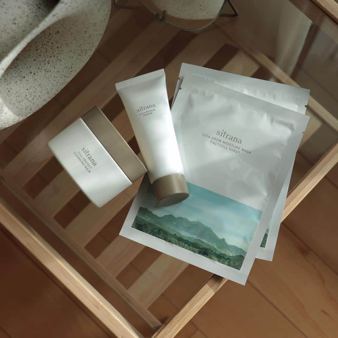 のインスタグラム：「. . 韓国コスメで定番のシカ成分を配合した @sitrana.jp のスキンケアをお試し🌿 . . 様々な女性誌、美容雑誌等のメディアで2020年下半期ベストコスメを受賞した「sitrana 」は、敏感肌やゆらぎ肌の方でも使えるナチュラル処方のスキンケア。 シカ成分には、肌荒れを防いでくれる効果が期待できるそうです✨ さらに保湿、エイジングケア*1も叶えてくれる今注目のスキンケアブランド♩ . . ✔︎シカプロテクト クレンジングバーム 手で伸ばすとすーっととろけるテクスチャー。 メイク馴染みもよく、アイメイクやマスカラも綺麗に落とすことができました👏 洗い流した後は突っ張らずW洗顔不要なのも嬉しい♡ . . ✔︎シカリペア クリーム サラッとした伸びのいいテクスチャー。 べたつかないので朝のスキンケアにも🙆🏻‍♀️ 肌荒れを防いでくれる成分「アクティシカ*2」を贅沢に配合し、肌のキメを整えてくれます✨ ハーブの香りも心地よくスキンケアしながら気分も上げてくれる🌿 . . ✔︎シカグロウ モイスチャーマスク ぷるぷるのバイオセルロースシートがお肌にぴたっと密着✨ シートが乾燥しにくいので美容液がじっくりと沁み渡り*3ます♡ マスク後はしっとりもっちりとして、みずみずしいお肌に仕上げてくれました☺️✨ . . 寒暖差やマスク生活で肌荒れしやすいこの季節、いざという時のお守りアイテムとして一つ持っていると安心です✨ . . . . *1　年齢に応じたお手入れのこと *2　ツボクサエキス、ツボクサ葉エキス、マデカッソシド（整肌成分）⁠ *3　角質層まで #sitrana #シトラナ #mysitrana #アクティシカ #ベスコス #ベストコスメ #保湿ケア #PR #NEOアンチポリューション #アガる敏感肌 #シカクリーム #skincare」