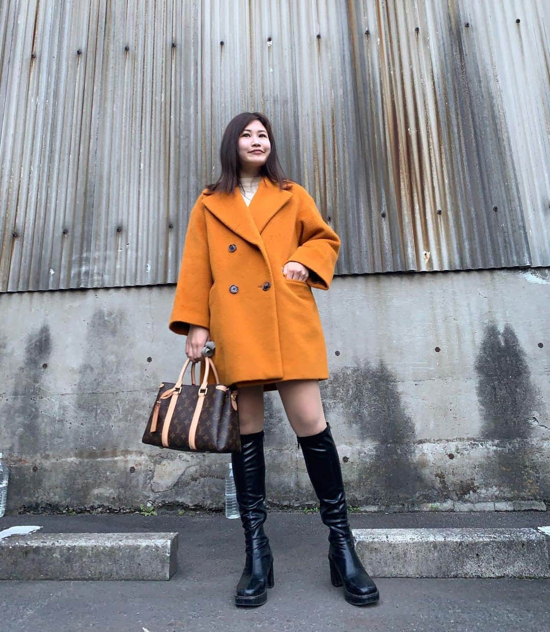 大関れいかのインスタグラム：「. 去年お母さんとパパに買ってもらった このコートお気に入り🥸❤️ なんのセットもしてなくて 髪ボッサボサだけど。 #私服」