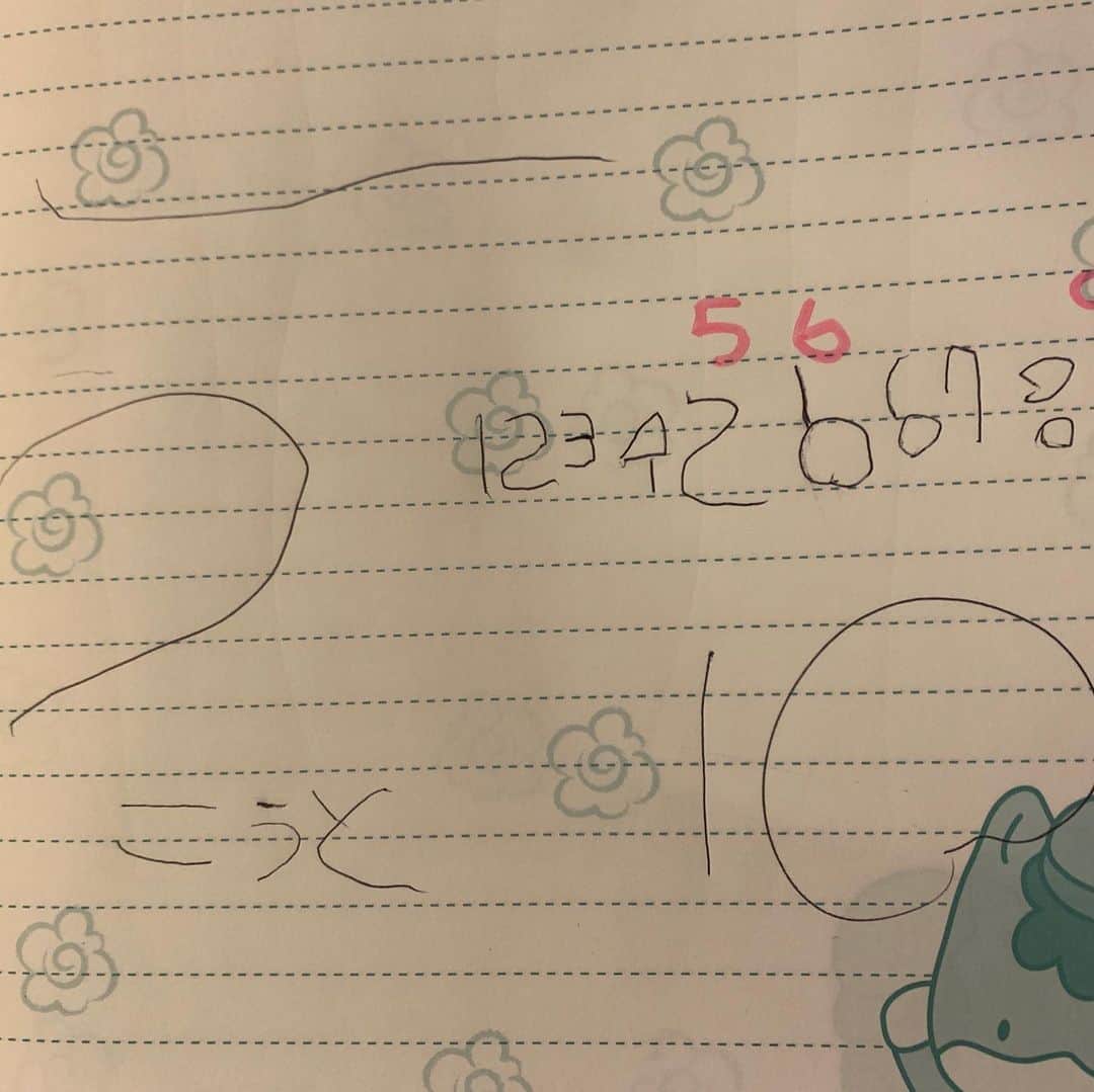 玉城ちはるさんのインスタグラム写真 - (玉城ちはるInstagram)「親バカ日記  半年前から足し算を口頭でするようになって YouTubeで見たらしく 教えてないけど  ママ足し算してと言うようになりました。 今日突然ノートに自分なりに書き始めて  反転する数字もあるけれど。  ママ 沢山足し算出してと言われました。  私は死ぬほど数字が嫌いなので興味があるだけ良かったなと  あとはこのまま嫌いにならないでもらうにはどうしたら良いかすらも  数字嫌いにはわからない。。  #男の子ママ #男の子4歳」1月12日 20時47分 - chiharu_tamaki