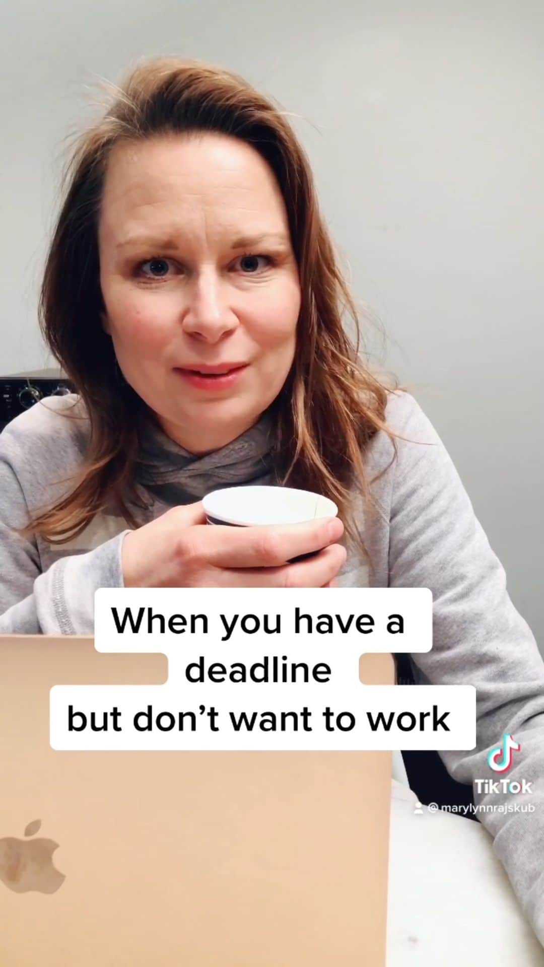 メアリー・リン・ライスカブのインスタグラム：「#work #workfromhome #worththewait #actor #comedian #stand #up #comedy #coffee #celebrity #marylynnrajskub #themarvelousmrsmaisel」