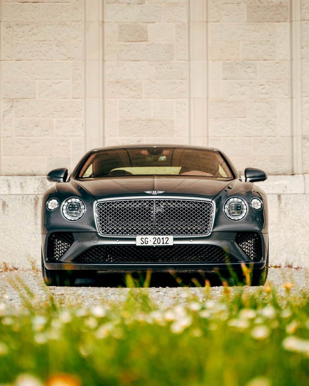 ベントレーさんのインスタグラム写真 - (ベントレーInstagram)「Goosebumps are just the beginning. The #ContinentalGT. #WorldOfBentley _ #Bentley Continental GT WLTP drive cycle: combined fuel consumption: 20.8 mpg (13.6 l/100 km), combined CO₂: 308 g/km. Photo by @blekoshots」1月13日 2時17分 - bentleymotors