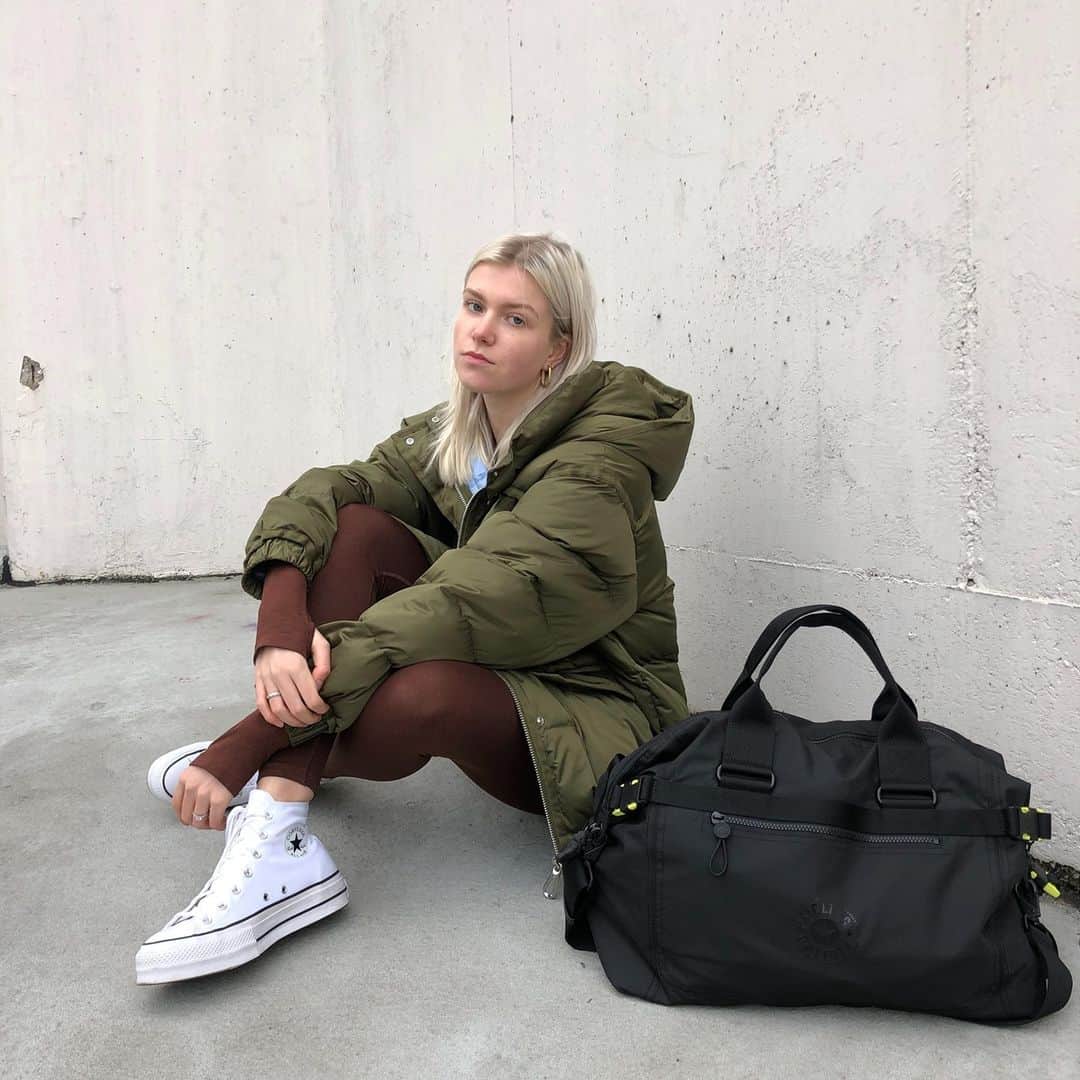 のインスタグラム：「The Kala M in Spicy Black is sleek, made from recycled PET bottles, and best for on-the-go people like our @xlisadam 🪂 #LiveLight #recycletogether」