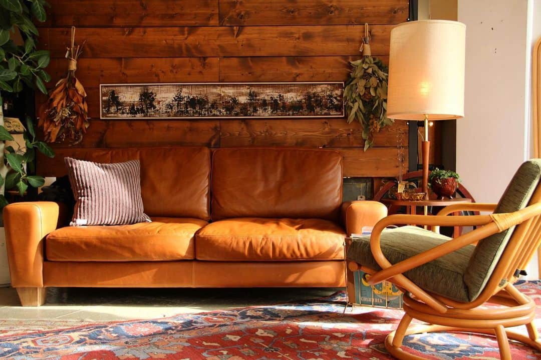 のインスタグラム：「【ACME original products】  FRESNO SOFA  古き良き時代のアメリカビンテージソファを彷彿とさせる、どっしりとしたフォルムが特徴的です。 素材には表情豊かなオイルドのカウハイドレザーを使用しており、経年変化を楽しんで頂けます。 幅の広いアームはデザインだけでなく実用性も兼ね備え、読みかけの本やPCも置くことも可能です。 飴色の上質な風合いに育てる楽しみが持てる、一生モノのレザーソファです。  詳しくは @acme_furniture オフィシャルホームページ内、 BLOGにてご紹介させて頂いております。  #acme_original  Contact:ACME Furniture MEGURO St. TEL 03-5720-1071」