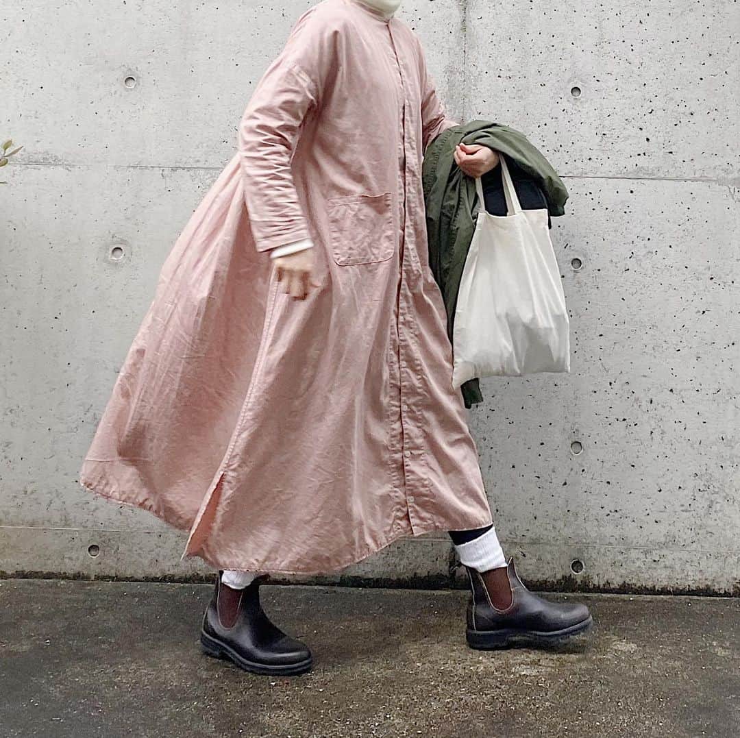 ryokoのインスタグラム：「▪︎ . ピンクのワンピースとm65 . . . dress #harvesty jacket #military #m65 shoes #blundstone」
