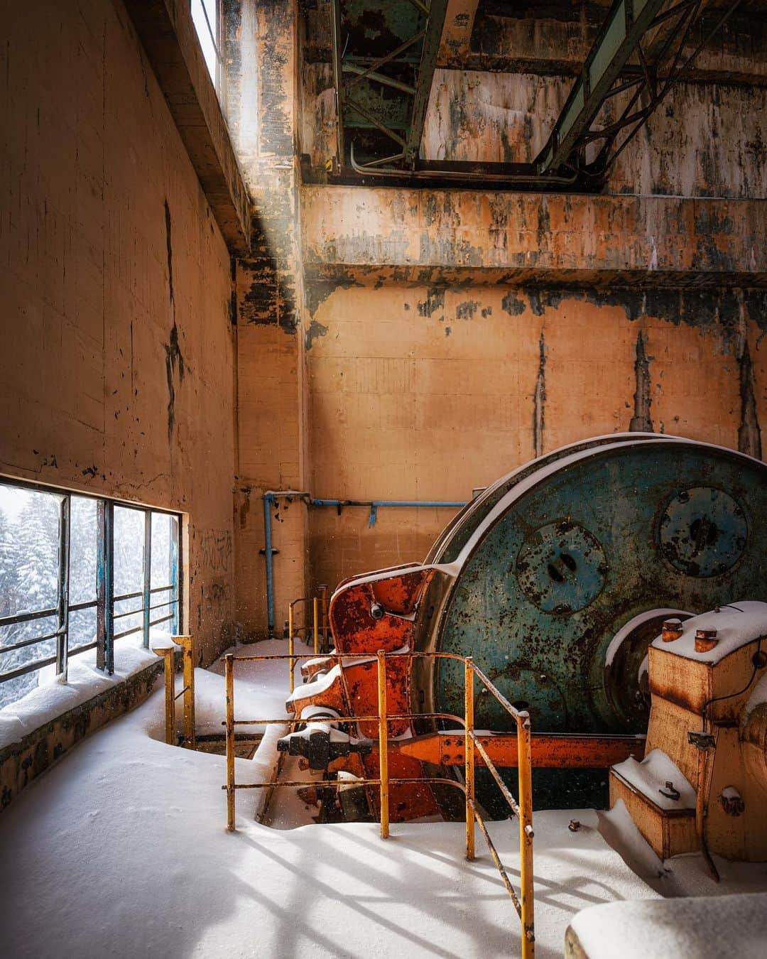 啝 （わ）のインスタグラム：「Abandoned Winding tower in winter 𓆲 𓆲 𓆲 #abandonedafterdark #urbex_supreme #desertedplaces #abandon_seekers_ #urbex_regards #welcometwoneverland #kings_abandoned #abandonedcentral #the_urbex_institute #renegade_abandoned #rsa_preciousjunk #glitz_n_grime #gotrespassing #savethedecay #bandorebelz #abandoned_addiction #abandoned #urbex #global_urbex #urbex_utopia #abandonig #allabandoned #urbex_kings #sombrexplore #grime_lords #urbxtreme #all_is_abandoned #discarded_butnot_forgotten #廃墟 #made_in_decay」