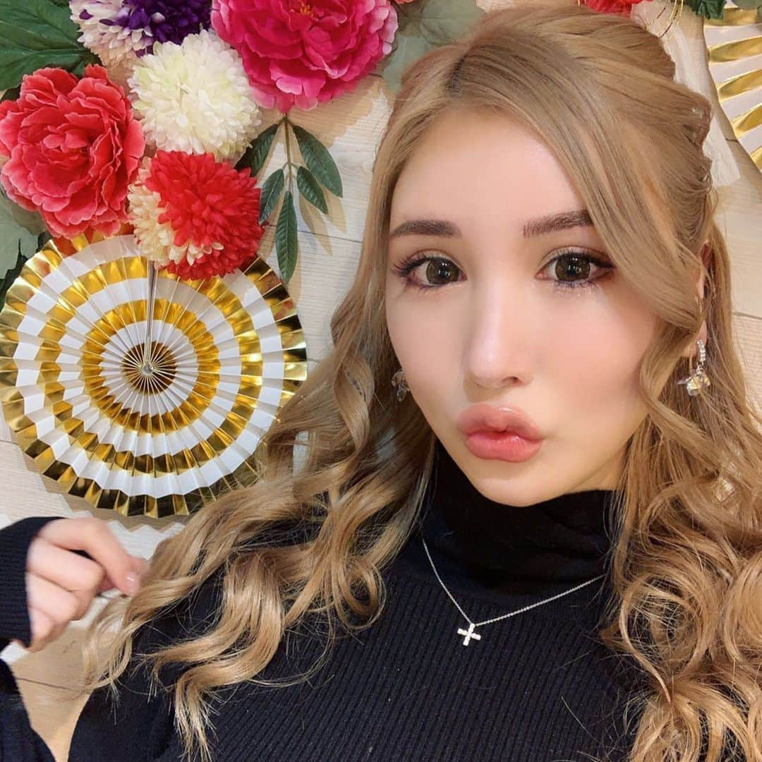 RIOのインスタグラム：「ハーフアップしたよ💐😛 後ろの飾り可愛い🎍 . #キャバ嬢#キャバクラ#歌舞伎町#渋谷#池袋#新宿 #北新地#ミナミ#水商売#東京#名古屋#錦#錦3#中洲 #すすきの#六本木#銀座#港区#ホスト#かわいい#ギャル #水商売#いいね#いいね返し#l4l#fashion#follow#followme #ヘアメイク#ハーフアップ#お正月」