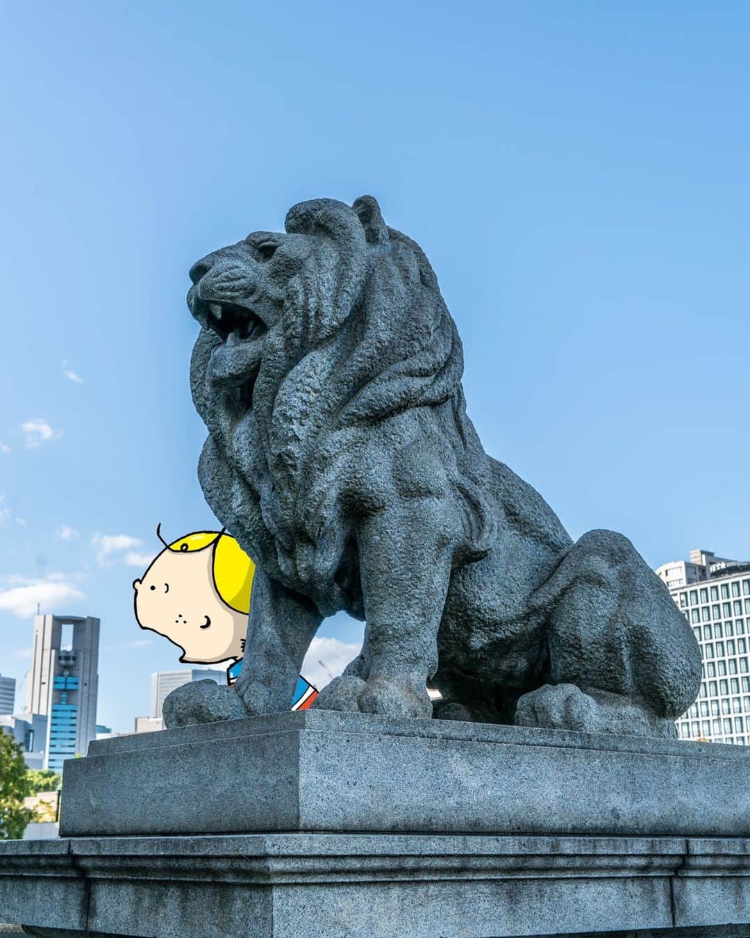 のインスタグラム：「Naniwa Bridge, nicknamed the "Lion Bridge", is one of Osaka's most famous bridges🦁 There are lots of retro buildings nearby and its close to Nakanoshima Park 😍  堺筋に架けられた難波橋は、ライオンの像があることからライオン橋の愛称で親しまれる大阪のなかでも有名な橋のひとつ🦁 周囲のレトロな建物ともマッチしてて素敵😍  —————————————————————  #maido #withOsakaBob #OSAKA #osakatrip #japan #nihon #OsakaJapan #大坂 #오사카 #大阪 #Оsака #Осака #โอซาก้า #ライオン橋 #難波橋 #naniwabridge #lionbridge #中之島」