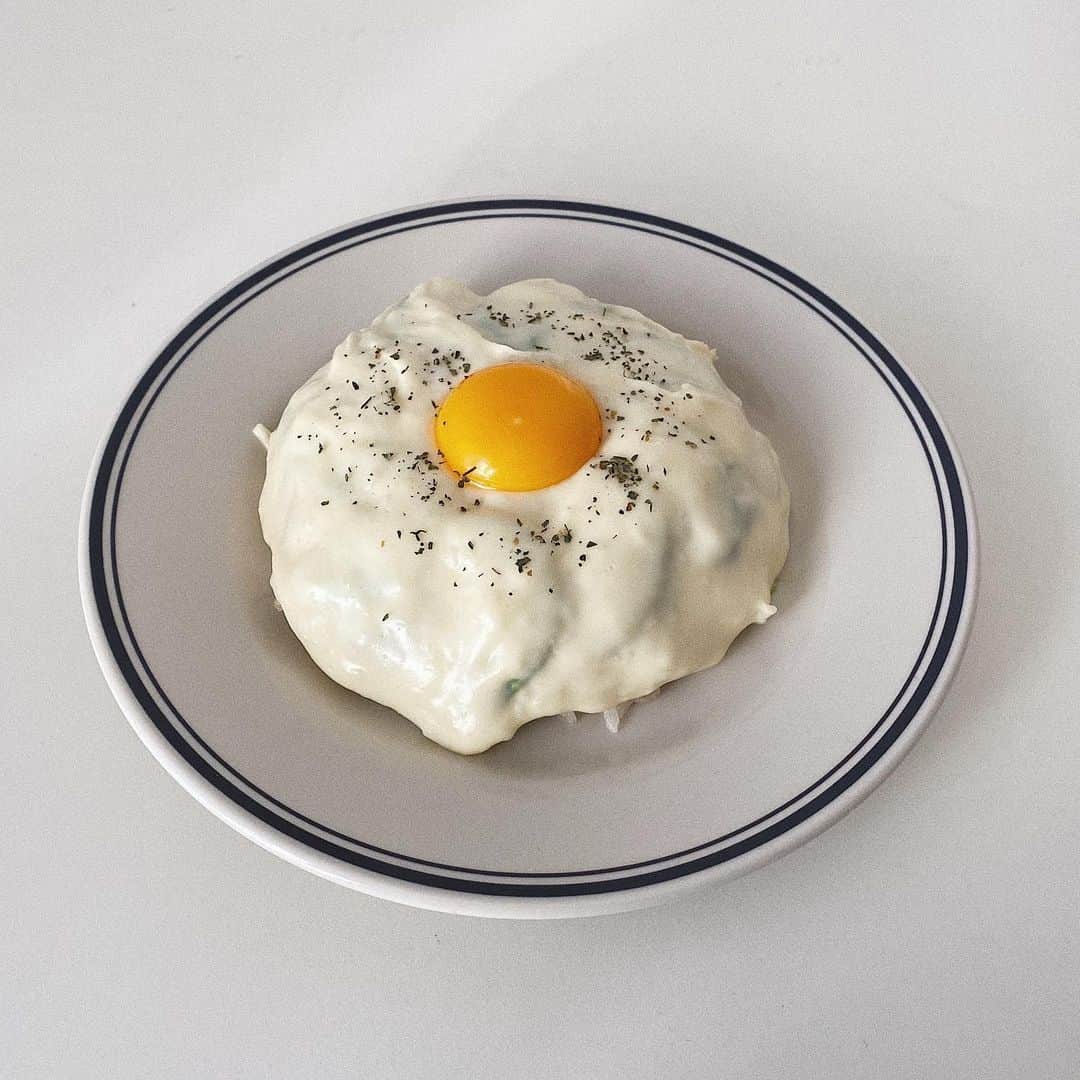 かほこ。のインスタグラム：「ㅤㅤㅤㅤㅤㅤㅤㅤㅤㅤㅤㅤㅤ ㅤㅤㅤㅤㅤㅤㅤㅤㅤㅤㅤㅤㅤ 3連休はひたすらお家で ゴロゴロばくばく🐷 ㅤㅤㅤㅤㅤㅤㅤㅤㅤㅤㅤㅤㅤ チーズソースが濃くて モクバザみたいにはならず、、 でもとろとろで🙆🏻‍♀️💕 ㅤㅤㅤㅤㅤㅤㅤㅤㅤㅤㅤㅤㅤ チーズソース難しいと思ってたけど レンジだけで作れたから 今後いろいろ使えそう🧀 ㅤㅤㅤㅤㅤㅤㅤㅤㅤㅤㅤㅤㅤ 藤原竜也さんが好きなので ドラマ楽しみ🥺 ㅤㅤㅤㅤㅤㅤㅤㅤㅤㅤㅤㅤㅤ #キーマカレー #アボカド #チーズソース #今年の目標は料理がうまくなること手際よく作れること」