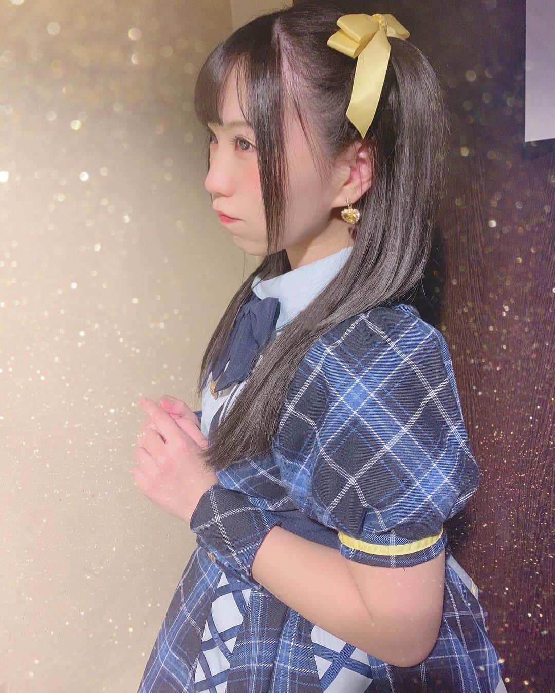 のインスタグラム：「たまには横顔😗 . . . . . #藍色アステリズム #藍アス #ライブ #ライブ終わり #アイドル #黄色担当 #ハーフツイン #リボン #紺色 #横顔 #横顔美人 #になりたい #girl #idol #kawaii #kawaiigirl #kawaiifashion #followme #yellow #halftwin #twintail」