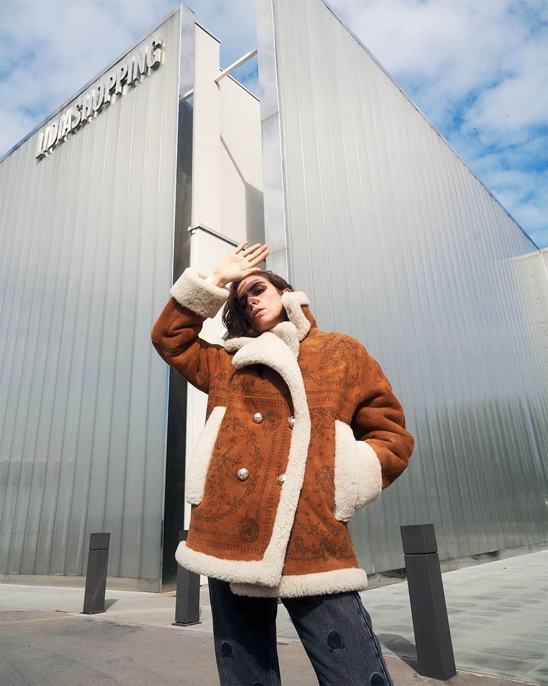 Tommy Hilfigerさんのインスタグラム写真 - (Tommy HilfigerInstagram)「@erika_boldrin cozy and killing it in our #HilfigerCollection shearling coat.」1月12日 20時59分 - tommyhilfiger