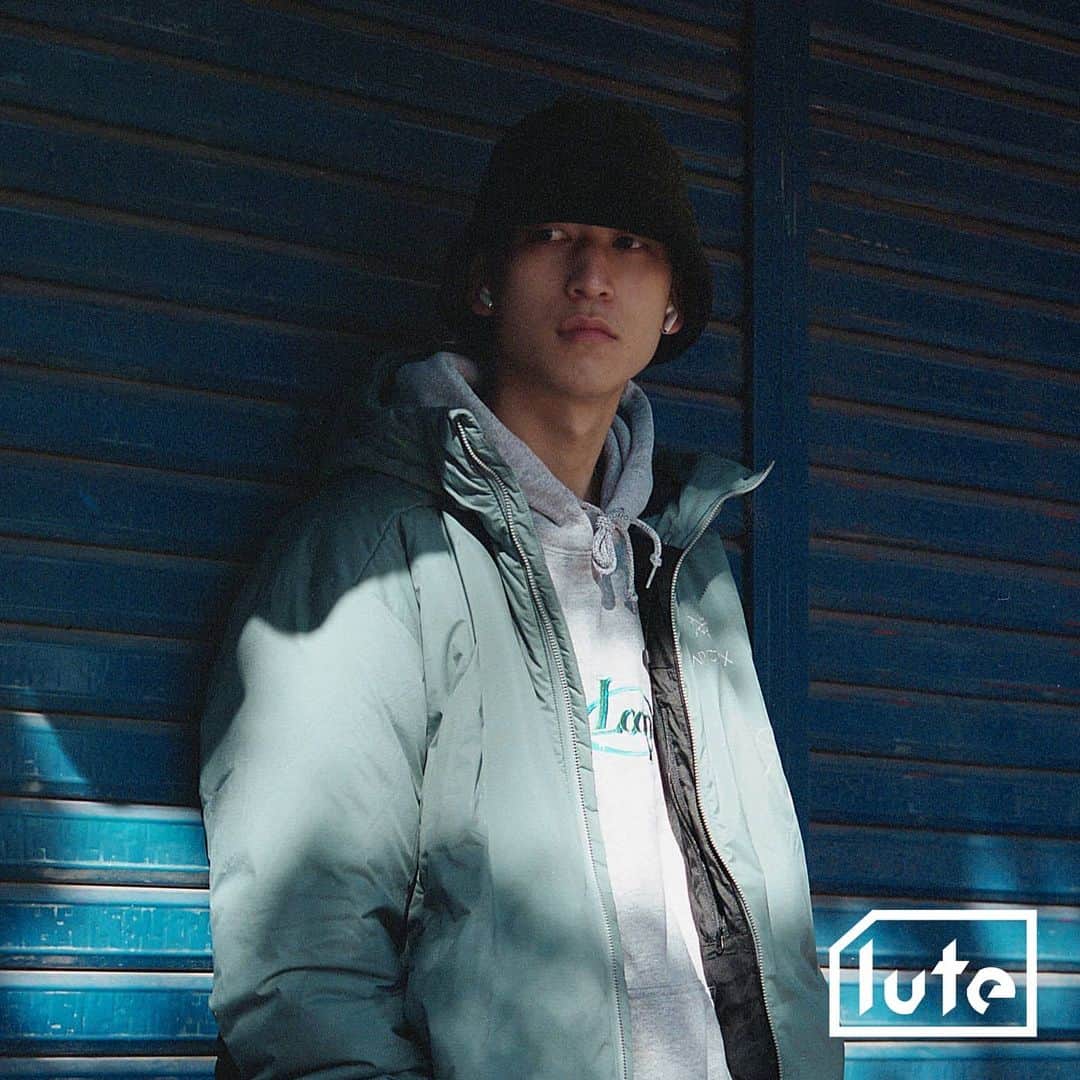 lute / ルーテのインスタグラム：「【#lute "IN TOWN"】音楽動画メディア「lute」によるインタビュー企画「IN TOWN」✍️アーティストやクリエイターのインサイドをストリートから配信📷  Interview with Shun  Occupation @theapartment_tokyo   Q. 最近どんな音楽を聞いてる？ A. 岩手のSTRIZEさんが11月にリリースしたDistortion。収録曲どれも最高なんですが特に最後の「No Ball」には食らいました。LIB & SOUSHIのSOUL OF LIBERTYも彼らのアツさや主張が込められていて朝の1発目にによく聞いています。  Q. お気に入りのライブハウス、クラブはある？ A. オルガンバー @organbar_official  Q. 最近は何にハマってる？ A. 仕事帰りに捕まえたカエルの飼育、プロ野球談義  Q. おすすめのInstagramアカウントは？ A. @merrell_1trl, @gramparents, @loopinfinity.tokyo   Q. おすすめのスポット（カフェ、レストラン、バー）はある？ A. 祐天寺のアブラバー、吉祥寺のいせや、中華街  Photography: @keigosugiyama_   #lutemedia #luteintown #streetsnap #streetstyle #streetculture #streetscene #streetjapan #music #creator #interview #ルーテ #ストリートスナップ #インタビュー #音楽 #音楽のある生活 #音楽好きな人と繋がりたい」