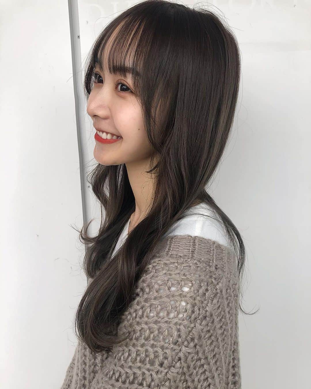 西脇梨紗さんのインスタグラム写真 - (西脇梨紗Instagram)「新年初 @koba_hikaru ☺︎✌︎ 何年も通ってるのでもう梨紗語習得しててさすがです。笑  トリートメントもしてくれたからさらっさら〜  ちゃんと毎日髪乾かして寝てるからいつも褒めてくれるからこれからも乾かすね😴🤫 #zaccvie  #ヘアカラー #ヘアスタイル #ヘアアレンジ #hair #hairsalon #カラー #ヘアセット #hairstyle #블랙핑크 #ヘア #haircolor #グレージュ#シースルーバング #シースルー前髪 #얼스타그램 #머리스타그램 #뷰티스타그램 #オリーブベージュ #オリーブグレージュ」1月12日 21時00分 - risa_nishiwaki