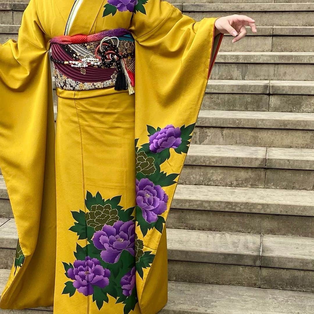 山下恵奈のインスタグラム：「いろんなの見ても一番しっくりきたママ振🪐 髪型もとってもお気に入り🤞🏻  成人したんだなぁって実感した😢 可愛かったからもう一回着たいんだけどチャンスがあるとすれば結婚式とからしくて最初で最後になりそうで草です  #成人式#振袖#ママ振#成人式ヘア」