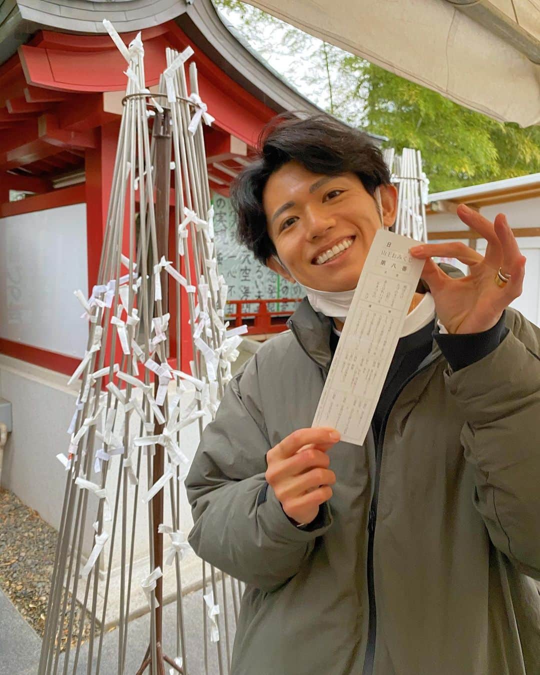 片山良平のインスタグラム：「今年も大吉🍔  #日枝神社 #上向いて歩け #下向くと何もない #って書いてあった #あざっす‼︎」