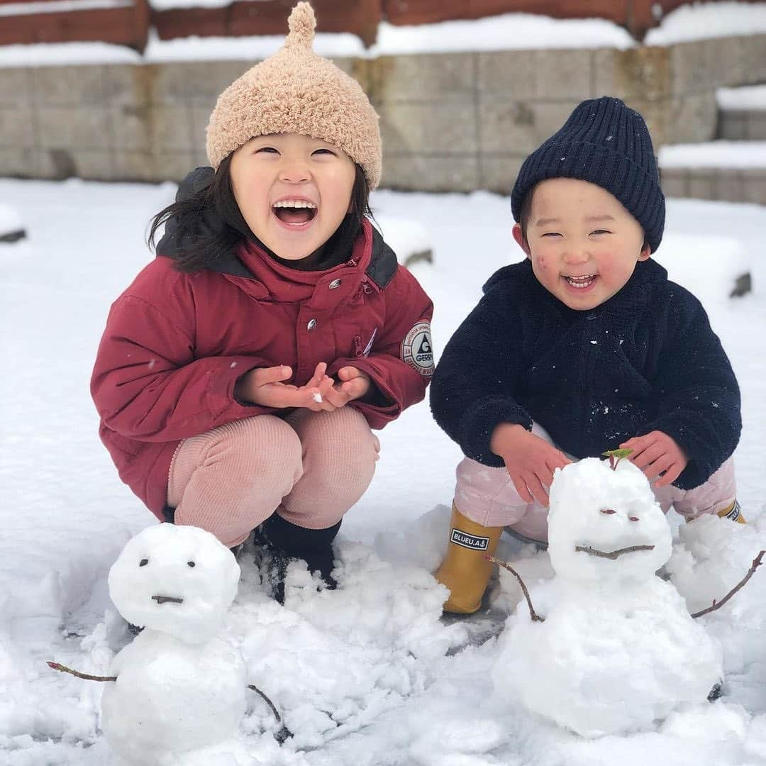 mamagirl ママガールさんのインスタグラム写真 - (mamagirl ママガールInstagram)「﻿ 今日はたくさん雪が降った地域も多かったのでは⛄？﻿ お子さんもきっと大喜びですよね☺❤﻿ ﻿ 大人は少し大変ですが(笑)雪が積もっていたらぜひ雪だるまやかまくらを一緒に作ってみて下さいね❄﻿ ﻿ photo by @kei_1013 @comakiiiii @kasumi.min @asahiya.koroku ﻿ ﻿ 素敵なお写真をありがとうございます💕﻿ ﻿ 『ママガール』ではオシャレも子育ても楽しみたいママさんに向けて発信中✨﻿ ﻿ @mamagirl_jp や #mamagirl のタグ付けをして下さった投稿からも紹介しております。﻿ 是非、タグ付けやハッシュタグをつけて投稿してみてください🌷﻿ ﻿ #雪遊び #かまくら #雪だるま #冬の遊び #ママライフ #男の子ママ #女の子ママ #子育て #育児 #ママ友 #ママ友募集 #キッズ #親バカ #親バカ部 #こどものいる暮らし #新米ママ #ママと繋がりたい #新米ママと繋がりたい #子育て記録 #育児記録 #赤ちゃんのいる暮らし #赤ちゃんのいる生活 #ママさんと繋がりたい #子育てグラム #ママカメラ部 #ママカメラマン」1月12日 21時00分 - mamagirl_jp