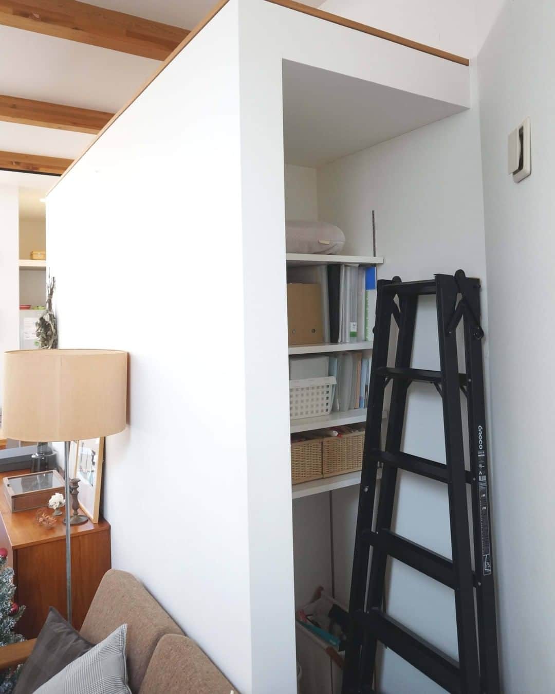 ムクリ［mukuri］さんのインスタグラム写真 - (ムクリ［mukuri］Instagram)「小さな家を広く見せるための間取りと工夫～10年目の自分らしい暮らし〜  70平米の二階建てのおうち。 いわゆる狭小住宅にお住まいのsario.lsさん。  70平米の中に広めのLDKとベランダ、 個室3つ、トイレ2つを詰め込んだそうです。  天井を高くしたり、 上から採光をしたり、 キッチンを壁付けにしたり・・・ 色々な工夫ができるのも注文住宅の魅力です。  特に拘ったという 2階のLDKと洗面室についてご紹介しています。 ぜひ参考にしてみてください。  ▶︎ご紹介した読み物 https://mukuri.themedia.jp/posts/5572549 「狭小住宅」のカテゴリーよりご覧いただけます。 （キャプション：編集長）  #狭小住宅#マイホーム#キッチン#リビング#ダイニング#台所 #マイホーム計画 #マイホーム計画中 #マイホーム記録 #家づくり #家 #おうち #住まい #新築 #新築一戸建て #注文住宅 #インテリア #interior #北欧インテリア #北欧家具 #北欧雑貨 #無印良品 #収納 #整理収納 #こどものいる暮らし#暮らしを楽しむ #日々の暮らし#くらしの編集#ムクリ」1月12日 21時01分 - mukuri_official
