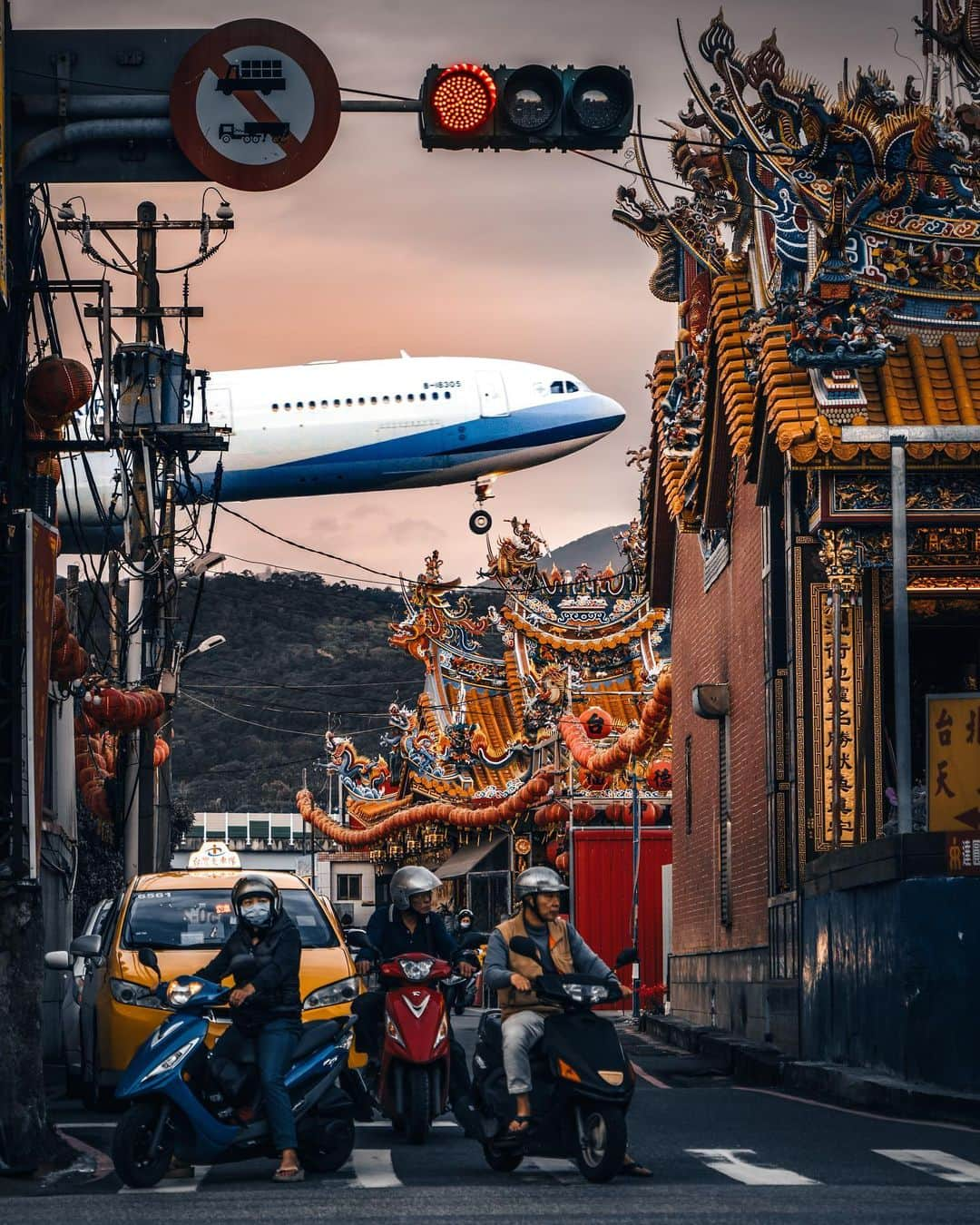 R̸K̸さんのインスタグラム写真 - (R̸K̸Instagram)「Life is like a long flight  journey, but it’s always nice when arriving home. #hellofrom Taipei Taiwan ・ ・ ・ ・ #beautifuldestinations #earthfocus #earthoffcial #earthpix #discoverearth #fantastic_earth #awesome_earthpix #roamtheplanet #ourplanetdaily #theweekoninstagram  #theglobewanderer #visualambassadors #stayandwander #awesome_photographers #IamATraveler #wonderful_places #TLPics  #voyaged #sonyalpha #bealpha #aroundtheworldpix  #artofvisuals #travellingthroughtheworld #streets_vision #complexphotos #d_signers #lonelyplanet #luxuryworldtraveler #onlyforluxury @sonyalpha @lightroom @soul.planet @earthfever @9gag @paradise」1月12日 21時01分 - rkrkrk