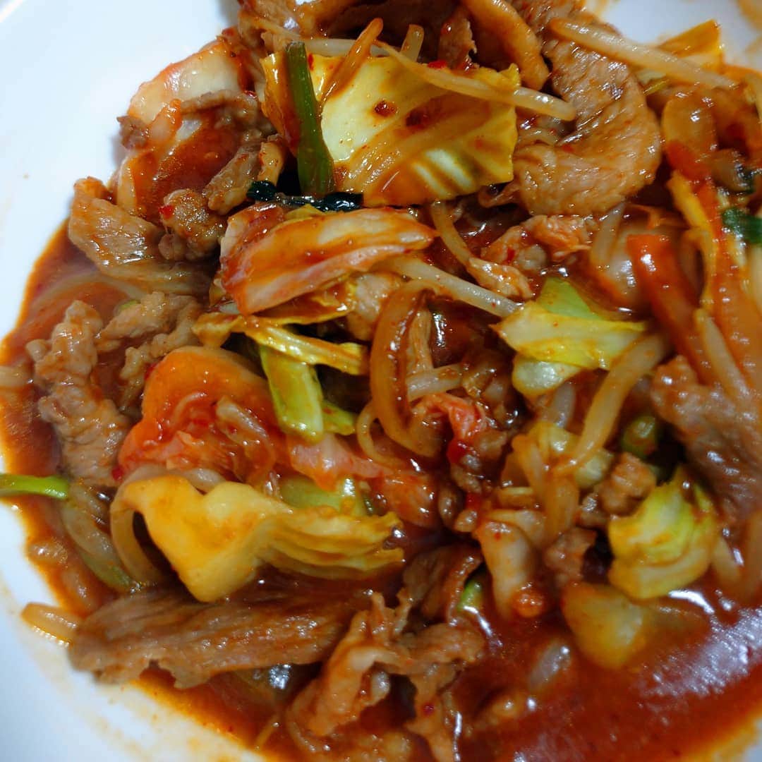 のインスタグラム：「本日のズボラ飯  豚肉と野菜の辛味噌炒めINTHEキムチ  美味しゅうございます。 #ズボラ飯 #自炊飯 #ドケチ飯 #プロレスラーが作る飯 #酒飲みの味 #基本茶色」