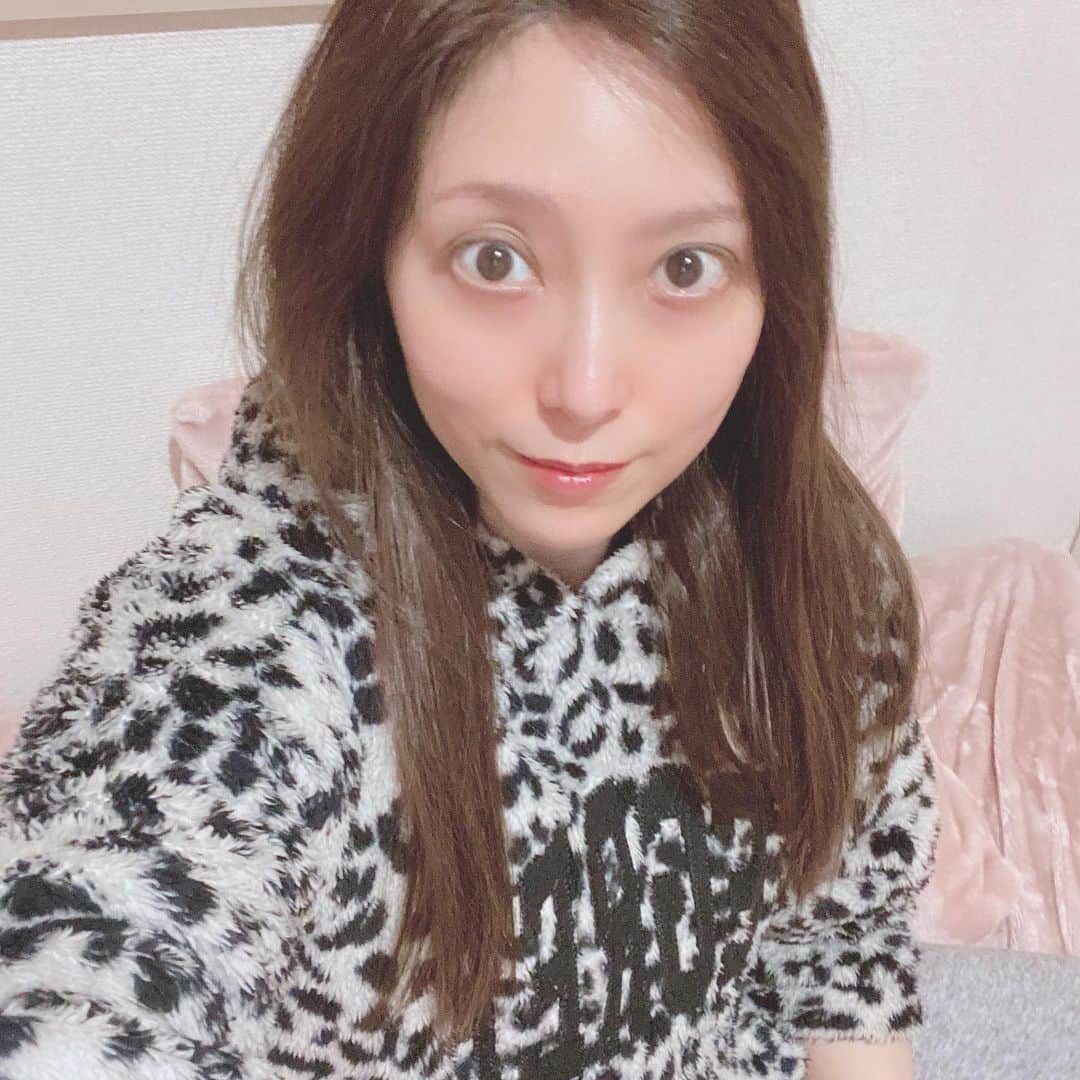 白木優子のインスタグラム：「ヒョウ柄だかレオパード柄だか牛柄だかわからないパーカー着てました🤣 そして、胸には「DEGREE」と記載。 どんな単位だか学位だか階級だか、こちらも意味不明🤣 着ている人物が意味不明だから、合ってるっちゃあ合ってる😂」
