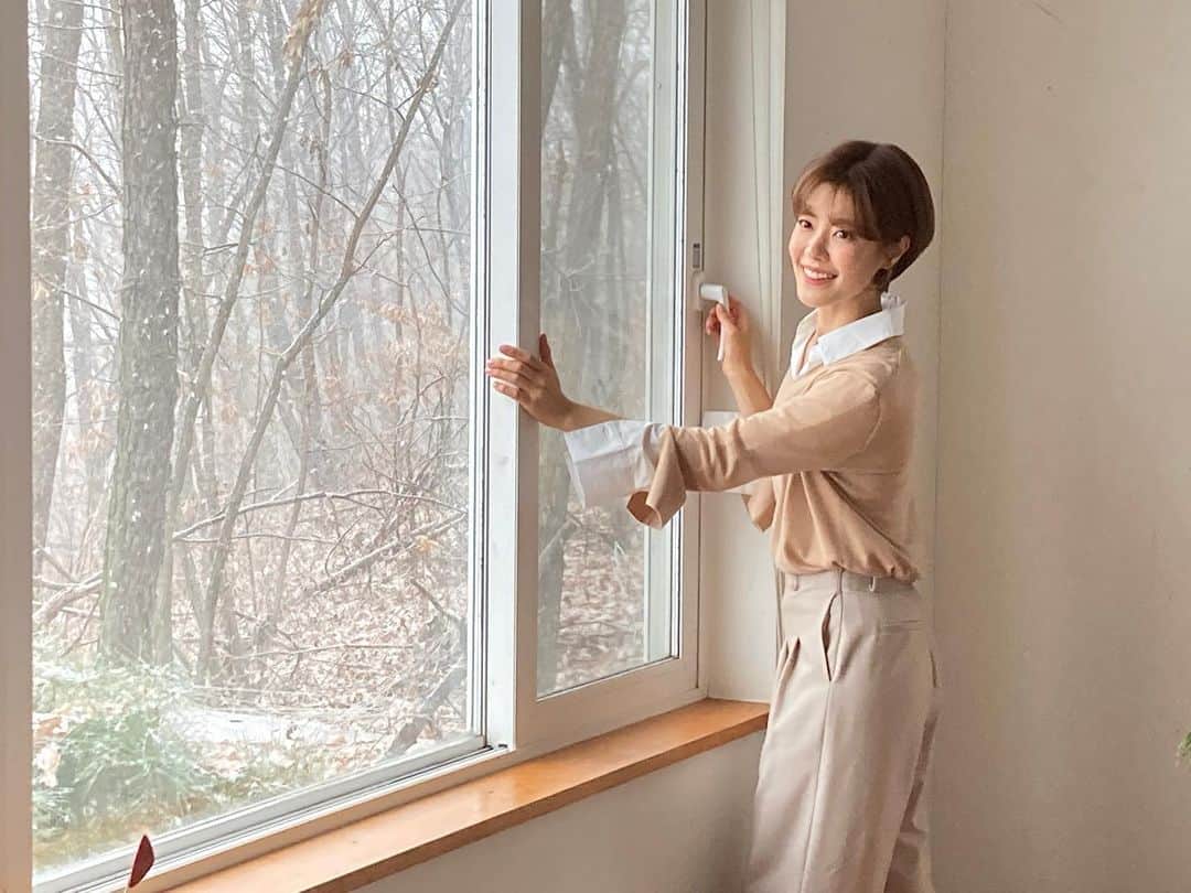 イ・ユンジのインスタグラム：「펑펑펑❄️바깥풍경에 할말을 잃었던 오늘. 잊으라 잊으란듯이 펑펑펑 슬몃 미소가 지어지게 예뻤던그곳의편안함까지. 오늘의 감사.」