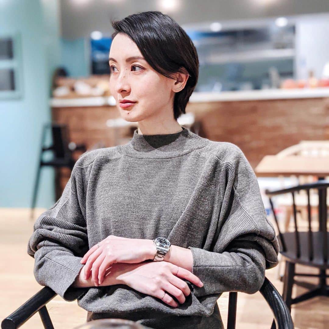 前田紀至子のインスタグラム：「瞼の上に乗せるたびに「今現在、世界一可愛いアイシャドウでは！？」と感動するTHREEのディメンショナルビジョンアイパレットの11番、明日朝10時発売です。 予約分は早々に完売だったよう（分かる）ですが、これはぜひお手に取って感動して欲しい…！  オレンジとゴールドとバイオレット、ピンクでなんでこんなに可愛くなるのか？？ハテ？？と不思議になるくらい可愛いんです。好き。  アイライナーとリップはB.Aの新色。マスカラはアイプチの限定色。 共に3月頭発売ですが出来が素晴らしいので発売が近付いたらまた紹介させてください。  さておき今年の目標は常に首を後ろに引くことです（気を抜くとすぐ前に出てしまう）。  #THREE#ディメンショナルビジョンアイパレット#baカラーズ#threecosmetics#124200」