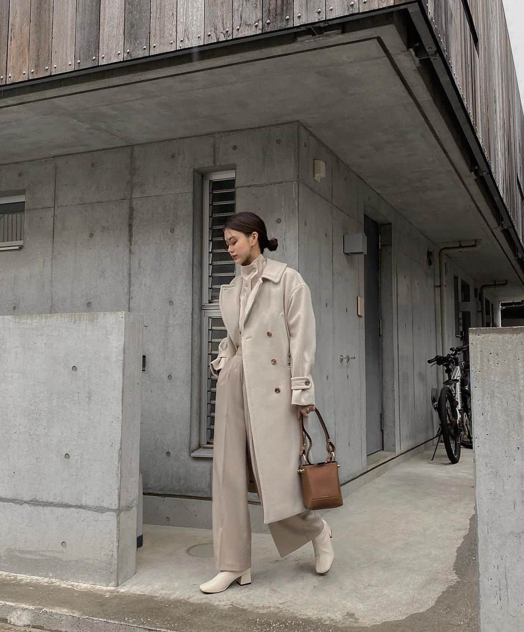 影山可蓮のインスタグラム：「・ ・ Beige code ☃️ ・ ・ 今日は雨だったので屋根の下に避難🏠 ベージュトーンの日でした♡ ・ 🏷 BAG @strathberry  TOPS @ru.mint_shop.ce  OUTER @hstandard.jp  ・ #outfit #ootd  #instafashion #minimalstyle #minimalfashion #classicstyle #simpleoutfit #everydaylook  #コーデ #コーディネート #今日のコーデ #私服  #karen_k_outfit」
