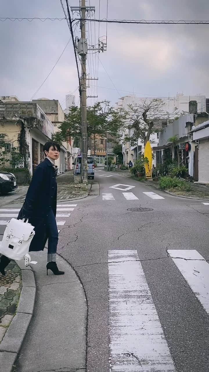 金城優華のインスタグラム：「UNIQLO Uの メンズデニムジャケットに 同じUNIQLO Uのレディース デニムワンピースをアウター使用  メンズとレディース重ね着で ボタンが左右に付いてるようで 面白いレイアードになりました。  ガストンルーガの ホワイトバックパックをポイントに 首元にもホワイト×エクリュの スカーフ♡  Outer: @uniqlo u MEN'S＋Ladies  Knit: @uniqlo  Denim pants:  @uniqlo  (MEN'S straight denim) Scarf: @uniqlo ×ANNA SUI  Backpack: @gastonluga   Boots: @zara   身長170cmでも 気にせず10cmヒール。  だって履きたいんだもの。笑   #fashion #ootd  #outfits  #model #okinawa #denim  #backpack  #ユニクロ  #ザラ  #ガストンルーガ  #デニム #バックパック」