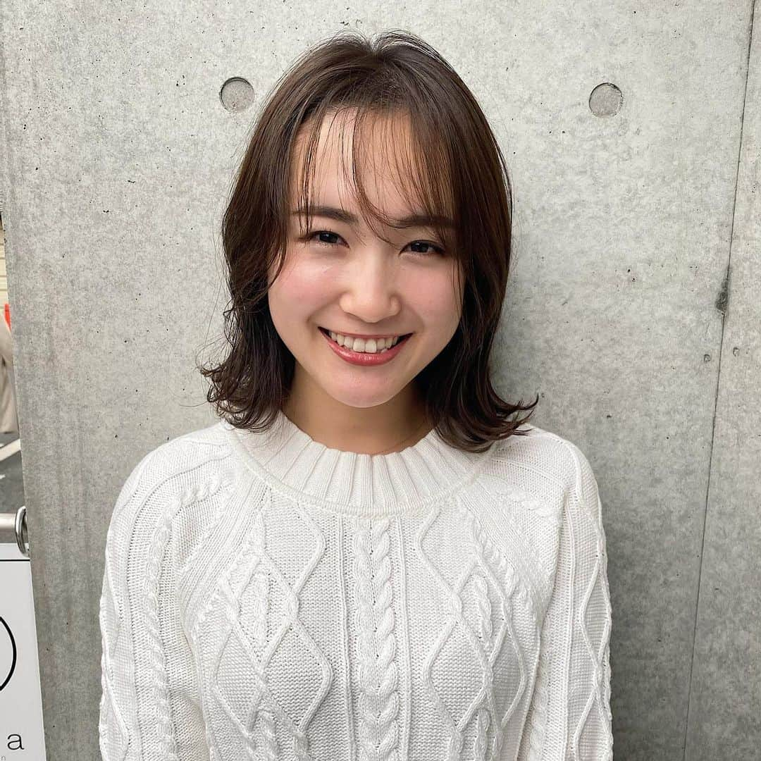 中野英菜さんのインスタグラム写真 - (中野英菜Instagram)「年明ける前に阿部さんに、 かきあげも前髪ありも、どっちも出来るように 万能シースルーバングにして頂きました😌🌿  冬はニットなど首つまりのお洋服とかも多いので 前髪を作ることでオシャレに お洋服も着こなせる気がする🥰  なにせ、絶妙な前髪の量が決め手ですが、 阿部さんにお任せでお願いしたら、 やっぱり可愛くしてくださいました🥺✨ ほんと絶妙。ありがとうございました！  @chinatg4119 さんのヘッドスパもいつか 絶対行こうっと🥺！全然知らなくって、、 ほんと新しいステージでも頑張ってください🌸  #ミディアム #フリーラ #表参道 #シースルーバング #かきあげバング #new #hair #omotesando #前髪 #前髪カット #美容室 #ヘアカラー #Freera」1月12日 21時09分 - ena_biyou