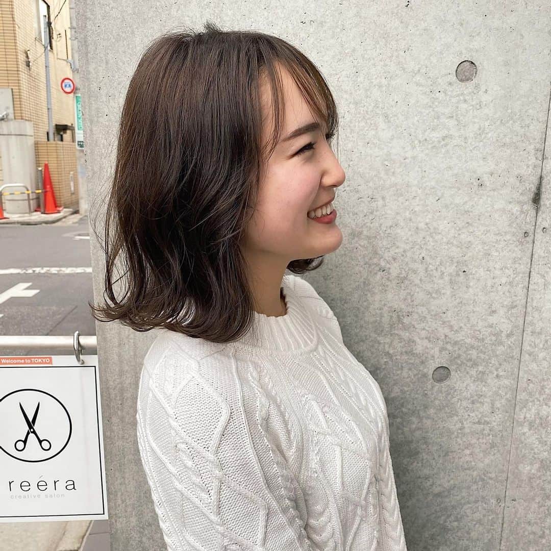 中野英菜のインスタグラム：「年明ける前に阿部さんに、 かきあげも前髪ありも、どっちも出来るように 万能シースルーバングにして頂きました😌🌿  冬はニットなど首つまりのお洋服とかも多いので 前髪を作ることでオシャレに お洋服も着こなせる気がする🥰  なにせ、絶妙な前髪の量が決め手ですが、 阿部さんにお任せでお願いしたら、 やっぱり可愛くしてくださいました🥺✨ ほんと絶妙。ありがとうございました！  @chinatg4119 さんのヘッドスパもいつか 絶対行こうっと🥺！全然知らなくって、、 ほんと新しいステージでも頑張ってください🌸  #ミディアム #フリーラ #表参道 #シースルーバング #かきあげバング #new #hair #omotesando #前髪 #前髪カット #美容室 #ヘアカラー #Freera」
