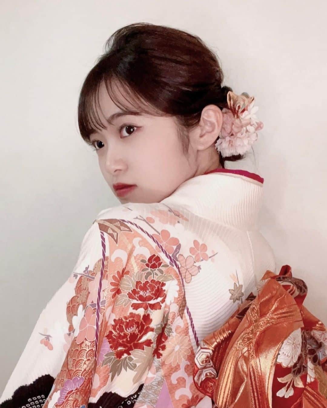 のインスタグラム：「. 成人式おわった後の✌🏻❤︎ これからtiktokの方に成人式の日の朝の オフショット載せる予定ですん(笑) #成人式 #振袖 #ハタチ」