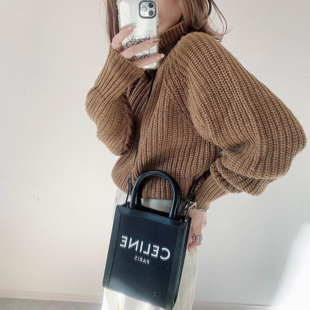 shieさんのインスタグラム写真 - (shieInstagram)「. 発売された時ソッコー完売してた ローゲージニット😫 くそ暑い中買って、やっとちょうどよい季節になった時には売り切れて😂  また1000円お安く売ってる😃💓  ウエスト絞られてるから、タックインしやすくて、重たくないニットだから肩もこらない笑  ニットばっかりですみません😂  #ローゲージタートルネックセーター /#UNIQLO#UNIQLOコーデ#ユニクロニット族  #コーデュロイスカート / #zara #ZARAコーデ」1月12日 21時09分 - shiiii0125