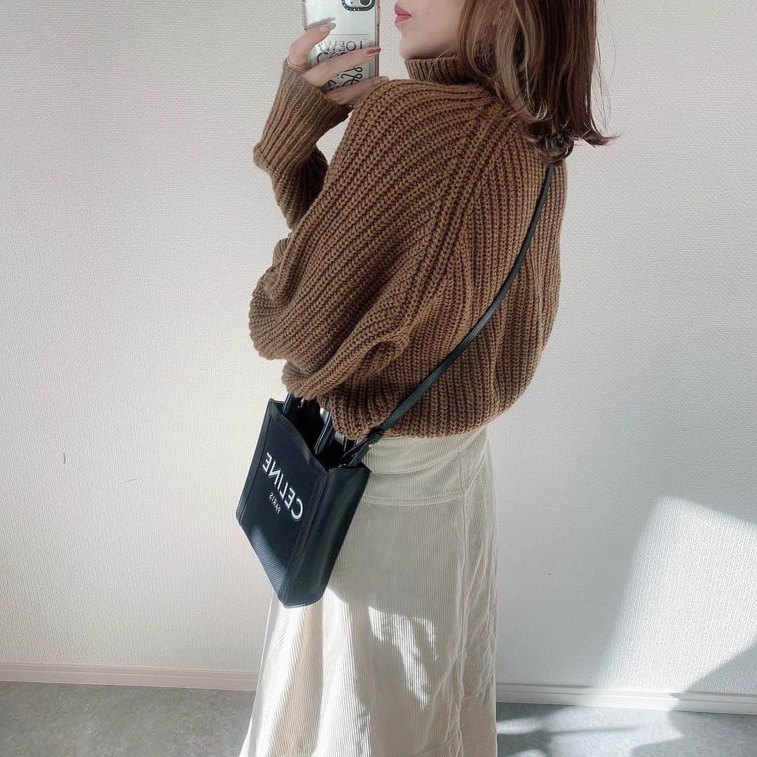 shieさんのインスタグラム写真 - (shieInstagram)「. 発売された時ソッコー完売してた ローゲージニット😫 くそ暑い中買って、やっとちょうどよい季節になった時には売り切れて😂  また1000円お安く売ってる😃💓  ウエスト絞られてるから、タックインしやすくて、重たくないニットだから肩もこらない笑  ニットばっかりですみません😂  #ローゲージタートルネックセーター /#UNIQLO#UNIQLOコーデ#ユニクロニット族  #コーデュロイスカート / #zara #ZARAコーデ」1月12日 21時09分 - shiiii0125