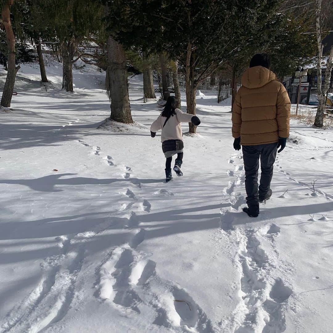 福吉 彩子さんのインスタグラム写真 - (福吉 彩子Instagram)「働くかあさんの雪国コーデ 先月、家族で思い立ってドライブした日の出来事⛄️ 久しぶりに見る雪に興奮！ 人がいなくて、キーンと冷えた湖畔は銀世界が美しい！でも、雪は想定以上に降ると大変ですね・・・今夜の東京は寒い🥶雪、降るかな？  アウトドアの強い味方　@northfaceclothes が最近の家族のお気に入り、フリースにダウン、スノーブーツまで全員分揃いそう・・・  #ワーママ #ワーママコーデ #働くかあさん  #プチプラコーデ #プリプラコーデ #Domani #ドマーニ #雑誌ドマーニ #Domanist  #domanimagazine」1月12日 21時09分 - fuku44aya