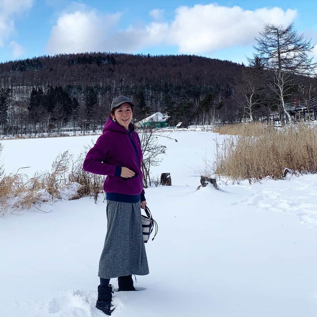 福吉 彩子のインスタグラム：「働くかあさんの雪国コーデ 先月、家族で思い立ってドライブした日の出来事⛄️ 久しぶりに見る雪に興奮！ 人がいなくて、キーンと冷えた湖畔は銀世界が美しい！でも、雪は想定以上に降ると大変ですね・・・今夜の東京は寒い🥶雪、降るかな？  アウトドアの強い味方　@northfaceclothes が最近の家族のお気に入り、フリースにダウン、スノーブーツまで全員分揃いそう・・・  #ワーママ #ワーママコーデ #働くかあさん  #プチプラコーデ #プリプラコーデ #Domani #ドマーニ #雑誌ドマーニ #Domanist  #domanimagazine」