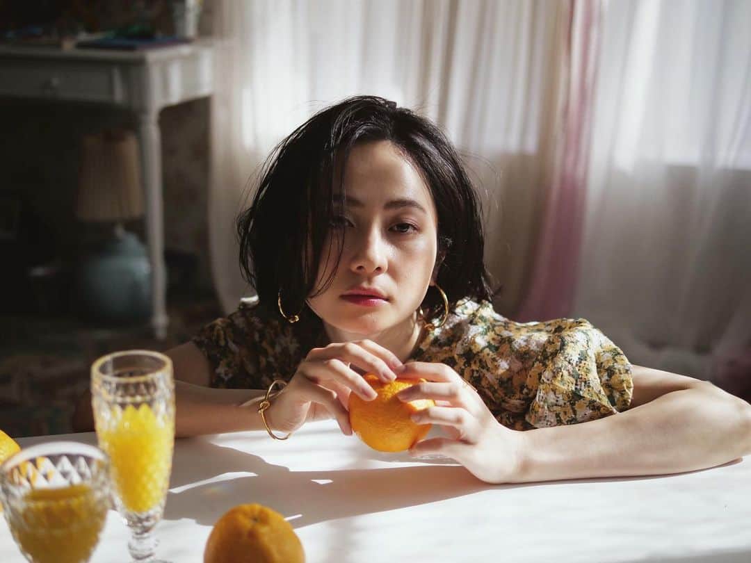 小川琴美のインスタグラム：「shooting for early spring. thank you @dimatnoon   h&m by @patacooo_」